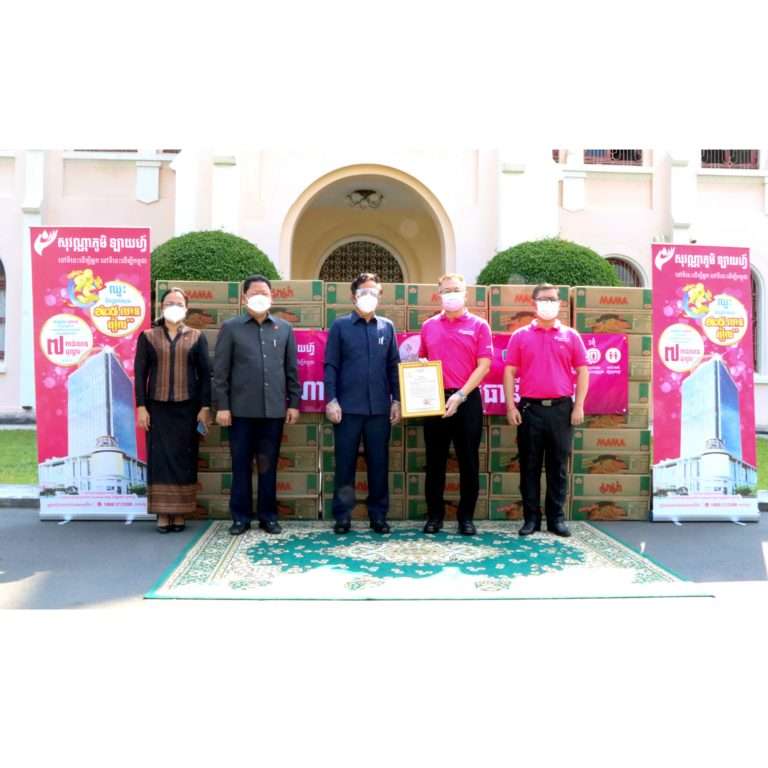 Sovannaphum Life donates 500 cases of noodles to Phnom Penh Capital Hall